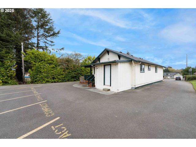 2184 BROADWAY Ave, North Bend, OR 97459