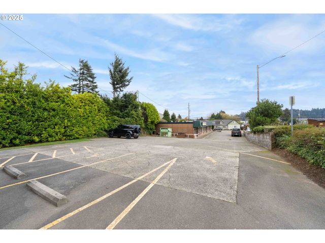 2184 BROADWAY Ave, North Bend, OR 97459