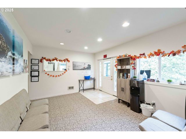 2184 BROADWAY Ave, North Bend, OR 97459