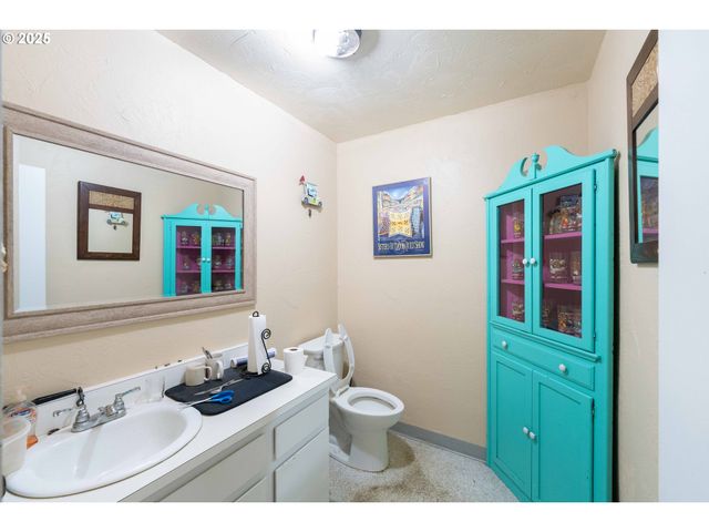 2184 BROADWAY Ave, North Bend, OR 97459