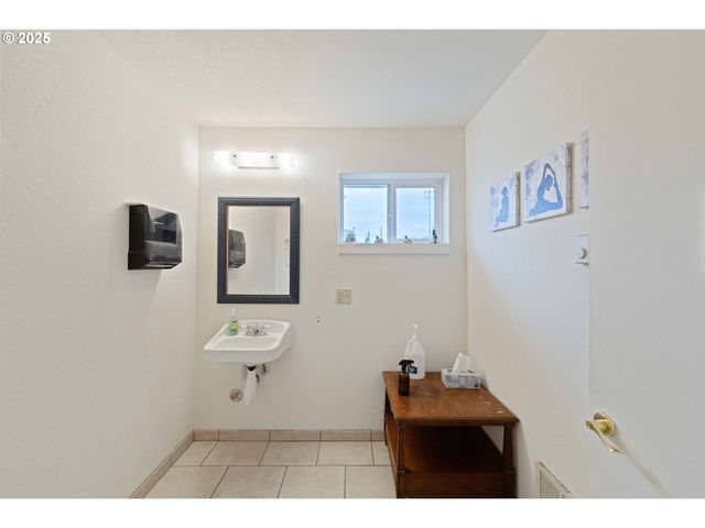 2184 BROADWAY Ave, North Bend, OR 97459