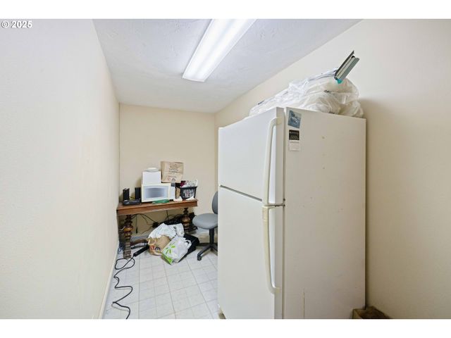 2184 BROADWAY Ave, North Bend, OR 97459