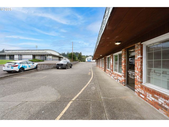 2184 BROADWAY Ave, North Bend, OR 97459