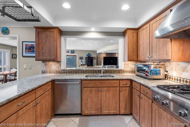 75 S Duval Road, Grosse Pointe Shores, MI 48236