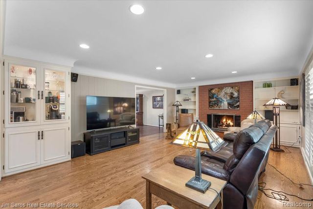 75 S Duval Road, Grosse Pointe Shores, MI 48236