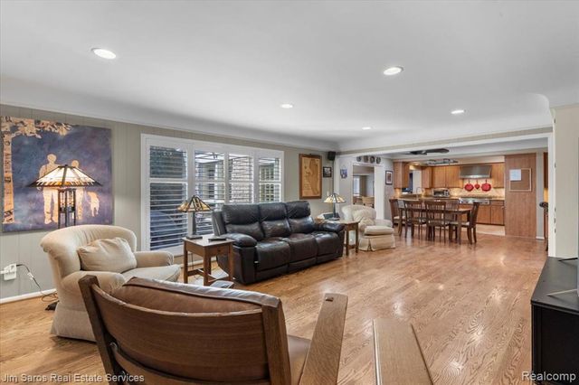 75 S Duval Road, Grosse Pointe Shores, MI 48236