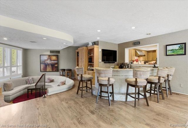 75 S Duval Road, Grosse Pointe Shores, MI 48236