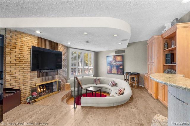 75 S Duval Road, Grosse Pointe Shores, MI 48236