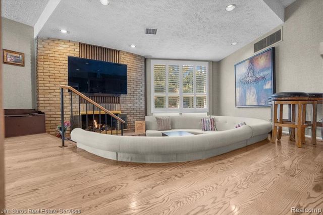 75 S Duval Road, Grosse Pointe Shores, MI 48236