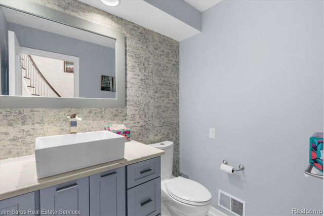 75 S Duval Road, Grosse Pointe Shores, MI 48236