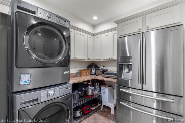 75 S Duval Road, Grosse Pointe Shores, MI 48236