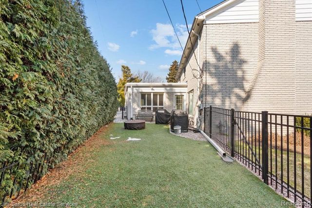 75 S Duval Road, Grosse Pointe Shores, MI 48236