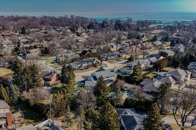 75 S Duval Road, Grosse Pointe Shores, MI 48236