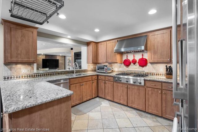 75 S Duval Road, Grosse Pointe Shores, MI 48236