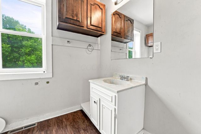 879 Sullivant Avenue, Columbus, OH 43223