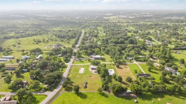 2257 County Road 529, Alvin, TX 77511