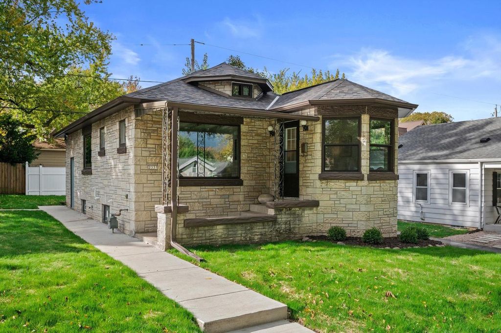 2337 N 71st STREET, Wauwatosa, WI 53213