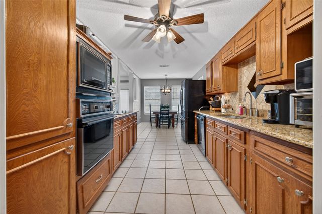 209 Colonial Circle, Athens, TX 75751