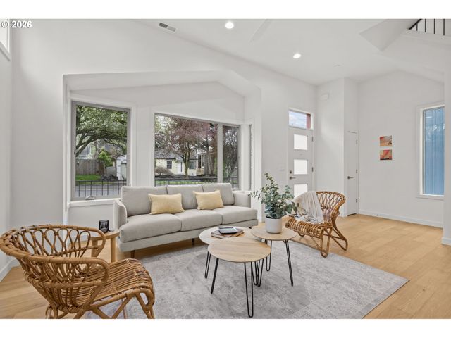 5357 Se STARK St, Portland, OR 97215