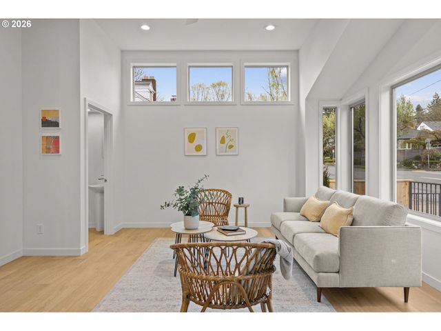 5357 Se STARK St, Portland, OR 97215