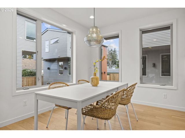 5357 Se STARK St, Portland, OR 97215