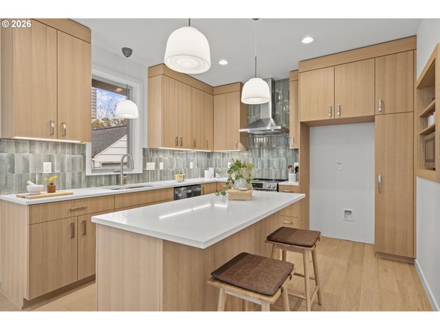 5357 Se STARK St, Portland, OR 97215