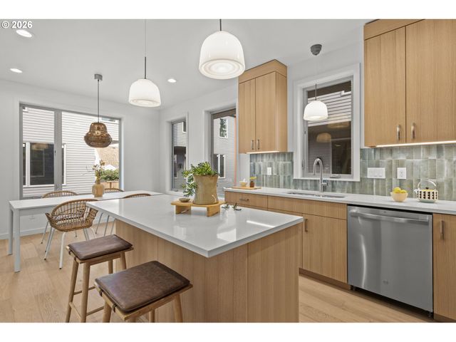 5357 Se STARK St, Portland, OR 97215