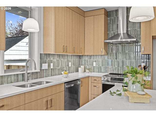 5357 Se STARK St, Portland, OR 97215