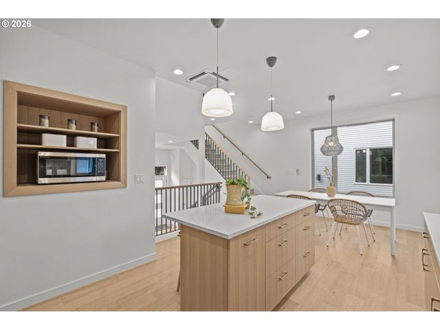 5357 Se STARK St, Portland, OR 97215