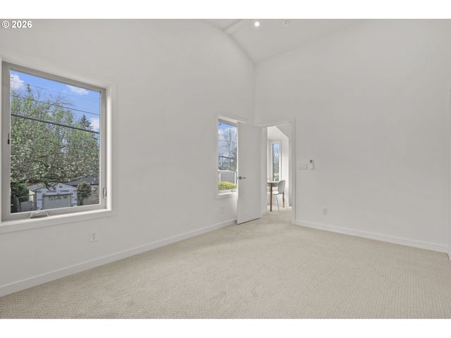 5357 Se STARK St, Portland, OR 97215