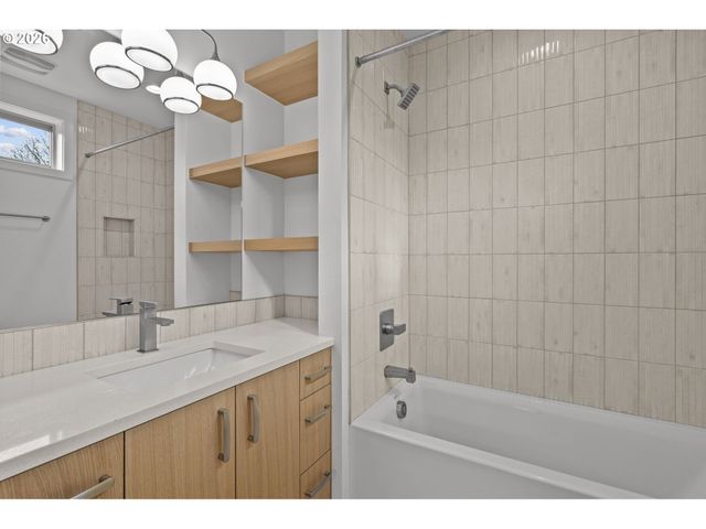 5357 Se STARK St, Portland, OR 97215