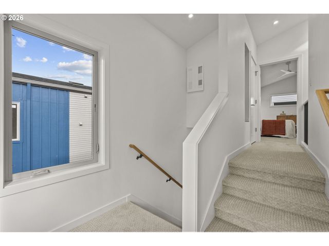 5357 Se STARK St, Portland, OR 97215