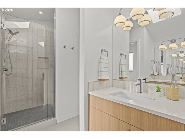 5357 Se STARK St, Portland, OR 97215