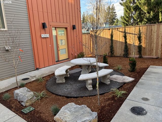 5357 Se STARK St, Portland, OR 97215