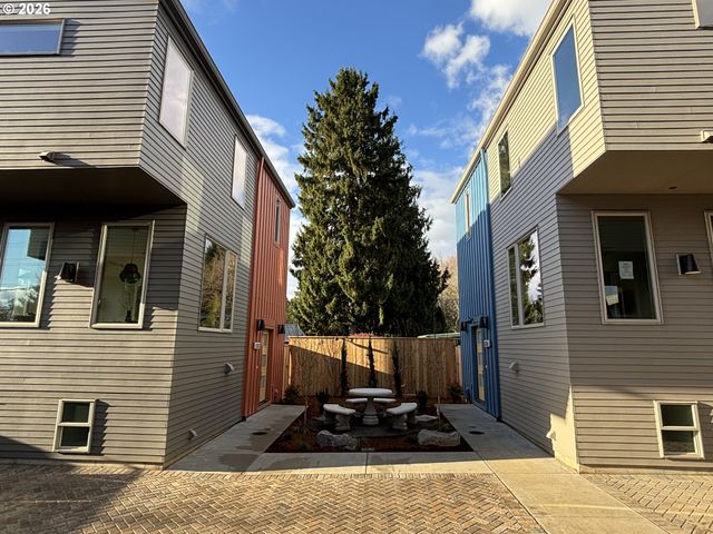 5357 Se STARK St, Portland, OR 97215