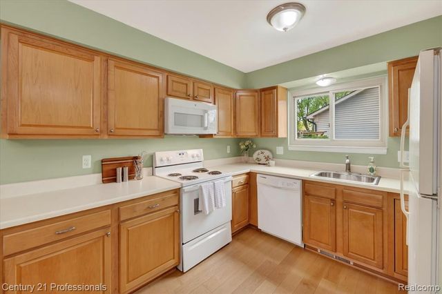 134 Foxboro Drive, Rochester Hills, MI 48309