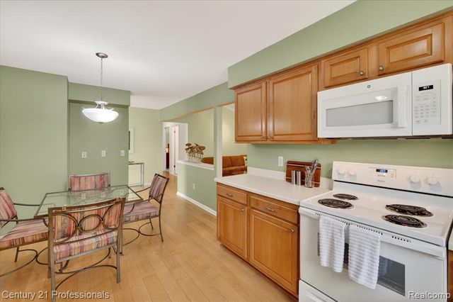 134 Foxboro Drive, Rochester Hills, MI 48309
