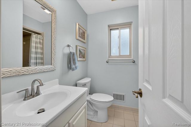 134 Foxboro Drive, Rochester Hills, MI 48309