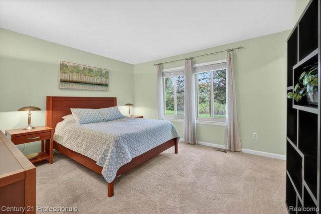 134 Foxboro Drive, Rochester Hills, MI 48309