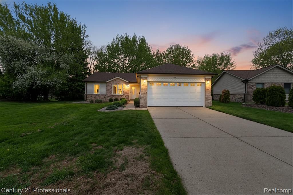 134 Foxboro Drive, Rochester Hills, MI 48309