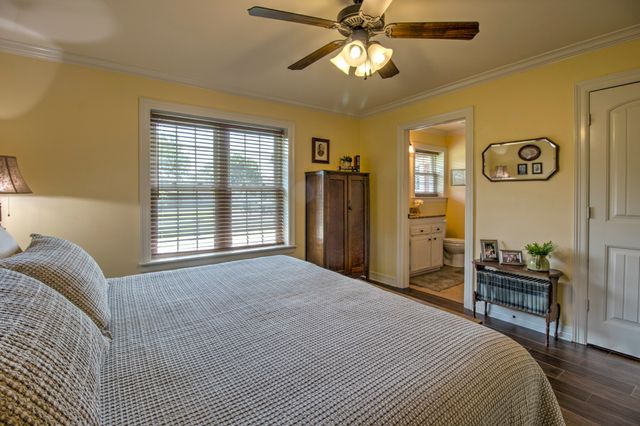 112 Sequoya Drive, Lake Kiowa, TX 76240