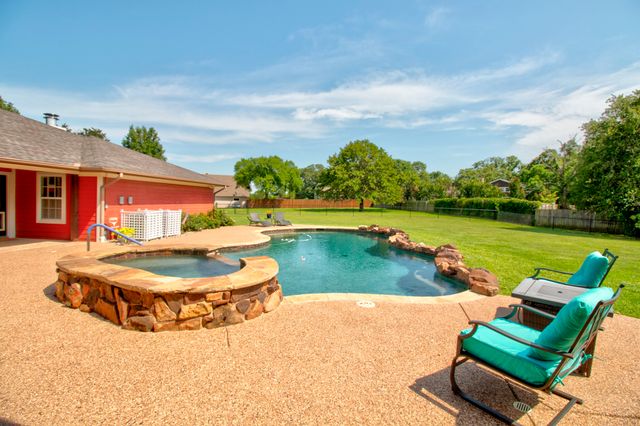 112 Sequoya Drive, Lake Kiowa, TX 76240