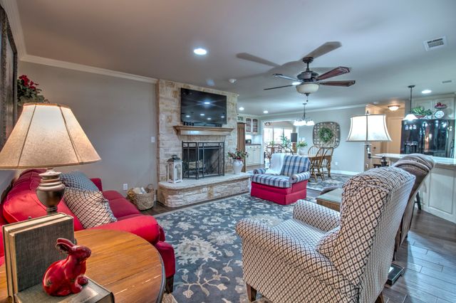 112 Sequoya Drive, Lake Kiowa, TX 76240