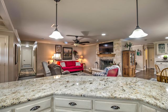 112 Sequoya Drive, Lake Kiowa, TX 76240