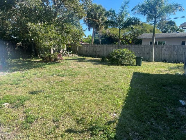 320 Poe Drive, Palm Springs, FL 33461