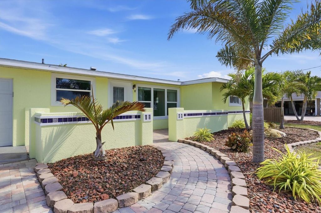 Image 4 of property listing at 1455 LEMON BAY DRIVE, Englewood, FL 34223