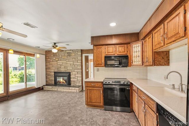 49750 Nautical Drive, New Baltimore, MI 48047