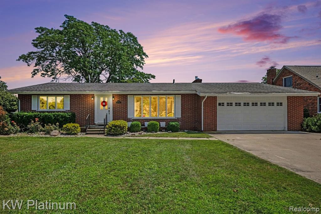 49750 Nautical Drive, New Baltimore, MI 48047