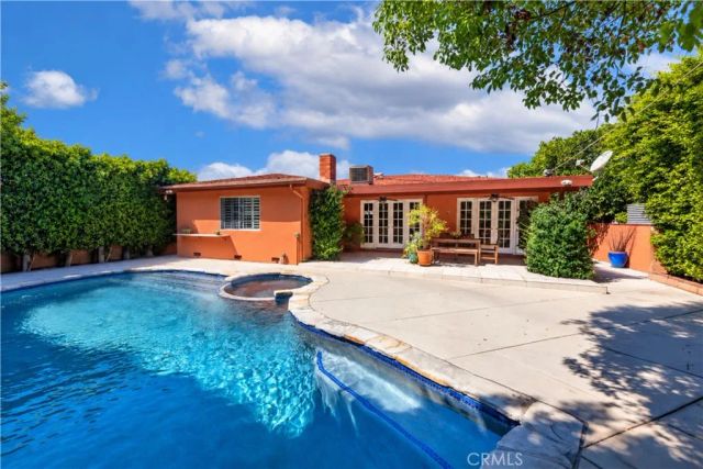 7044 Mammoth Avenue, Van Nuys, CA 91405