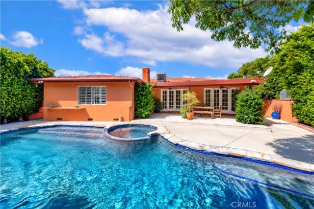 7044 Mammoth Avenue, Van Nuys, CA 91405